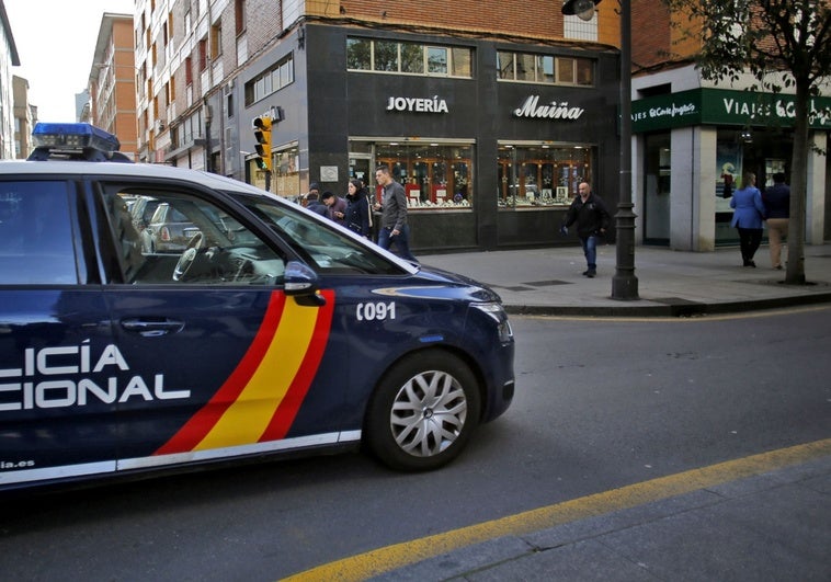 Cárcel por asaltar a punta de jeringuilla y agredir a dos jóvenes en Gijón